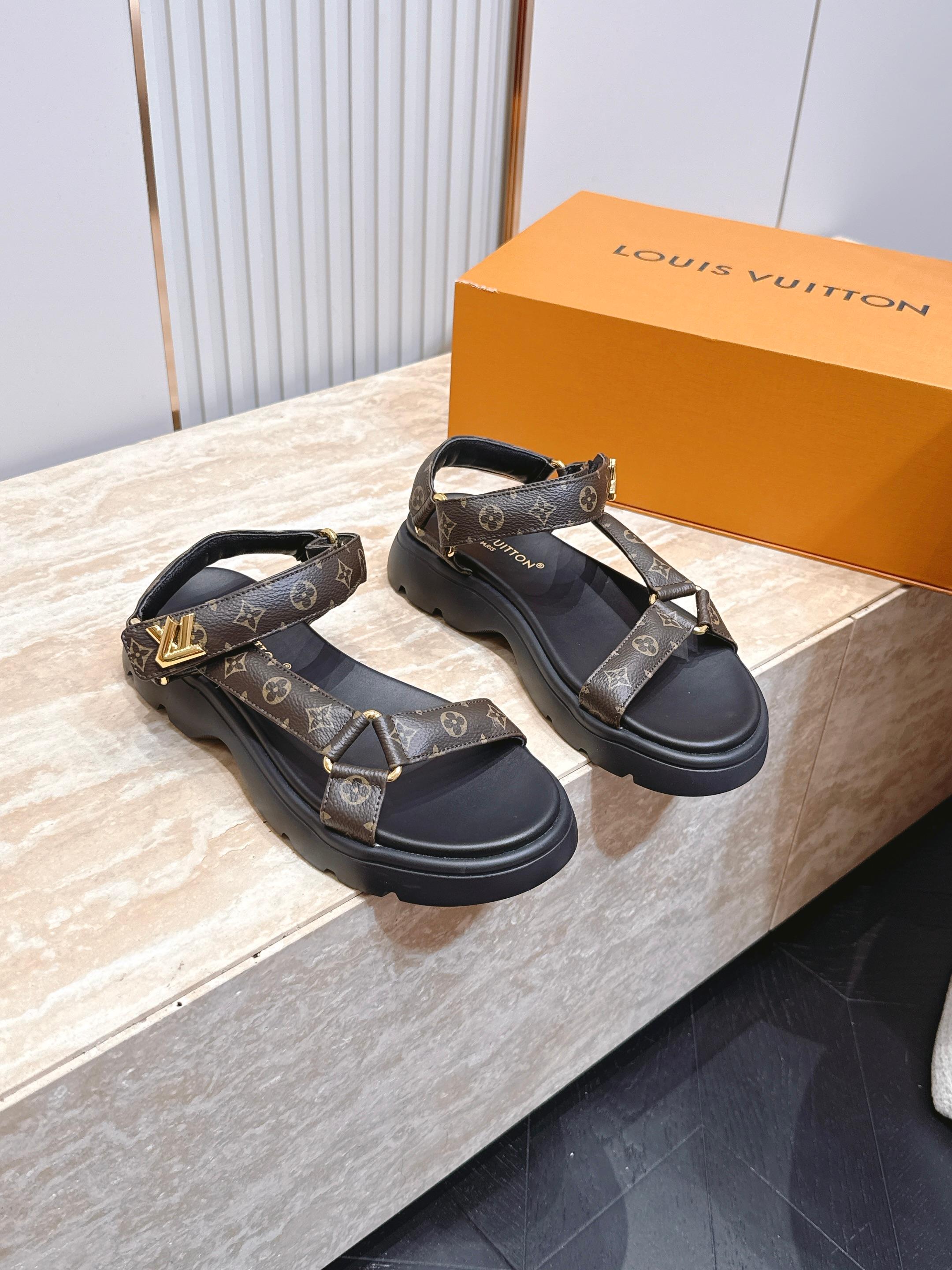 NO:889363,LV Louis Vuitton L's Donkey Velcro Presbyopia Thick-soled Sandals LV Isola sandals are made of high-quality calfskin and paired with the classic metal LV logo, which is simple and recognizable. The rubber sole is non-slip and super comfortable for daily wear. The double buckle design is adjustable and suitable for various foot types. The overall style is casual and versatile, suitable for going out in the summer or on vacation. The insole is soft, and you will not feel tired after walking for a long time. It is a high-end sandal with both function and fashion!  Size: Women's 35-39 (customized at 40.41), sandals, louis vuitton, louis vuitton, louis vuitton, louis vuitton, sandals, cowhide19860909LV路易威登 L家 驴牌 魔术贴 老花 厚底 凉鞋 LV Isola凉鞋,选用优质小牛皮,搭配经典金属LV标志,简约又有辨识度.橡胶鞋底防滑,日常穿着超舒适.双带扣设计,松紧可调,适合各种脚型.整体风格休闲百搭,夏季出街或度假都很合适.鞋垫柔软,长时间走路也不累,是功能与时尚兼具的高端凉鞋！ Size:女款35-39（40.41定做）,凉鞋,louis vuitton,louis vuitton,louis vuitton,louis vuitton,sandals,cowhide,Women's Shoes