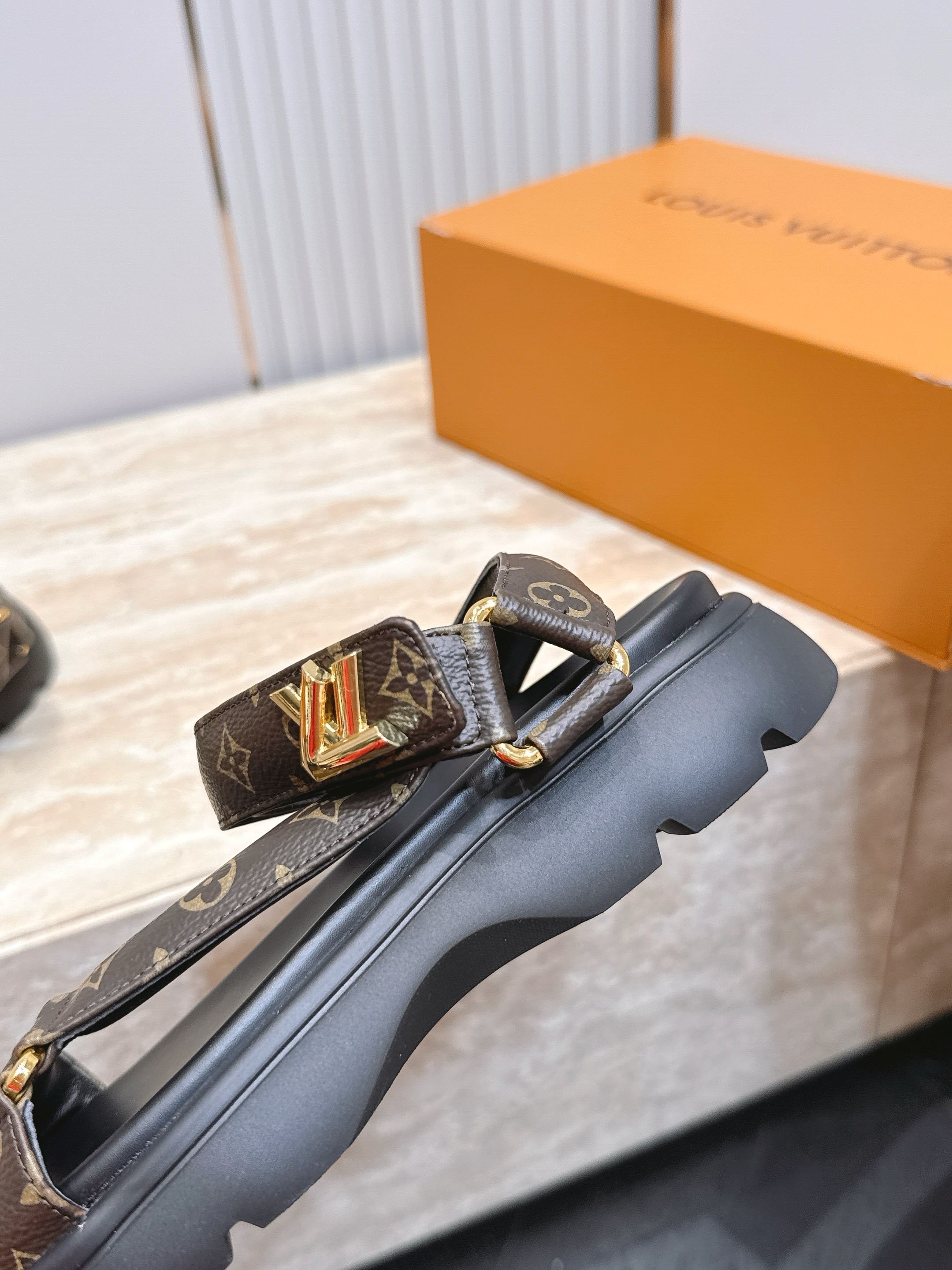 LV路易威登 L家 驴牌 魔术贴 老花 厚底 凉鞋 LV Isola凉鞋，选用优质小牛皮，搭配经典金属L