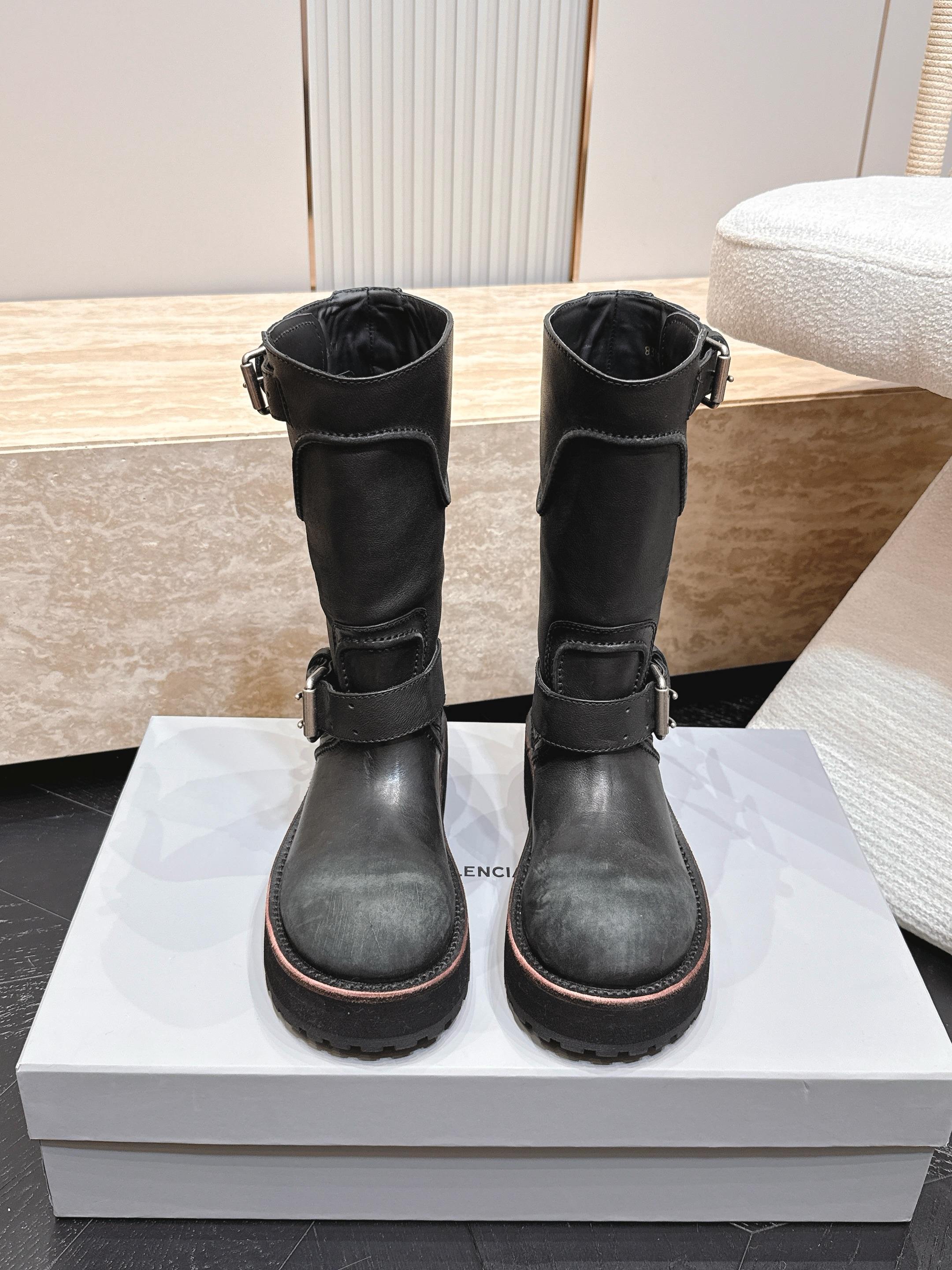 NO:889346,BALENCIAGA 2026 vs early autumn new boots series... [Round-toe retro thick-soled mid-boots] Balenciaga has launched another pair of boots this year!  The chubby big head is so cute!  The dark retro Roman boots are really slimming and have a huge chance of turning heads!  The disassembly of the original version is not only the same as the original material, but also the small details are the same as ZP!  Fabric: Original customized cowhide Lining: Original customized cowhide Feet: Original customized cowhide Outsole: Original molded negative film/wear-resistant velvet/genuine leather welt combination Packaging: Original full set of packaging Code number: 35-39 (40 customizations are not returnable), boots, balenciaga, balenciaga, boots, cowhide19860909BALENCIAGA巴黎世家2026vs早秋新款靴子系列……【圆头复古厚底中靴】 巴黎世家今年又出战靴！胖嘟嘟大头这么可爱啊！黑暗系的复古罗马靴真的太显瘦了 回头率巨高！原版拆解不仅是材质和原版一样就连小细节都跟zp无区别！ 面料: 原版定制牛皮 内里: 原版定制牛皮 垫脚: 原版定制牛皮 大底: 原版开模底片/耐磨绒/真皮沿条组合 包装: 原版全套包装 码数: 35-39（40定做不退换）,靴子,balenciaga,balenciaga,boots,cowhide,Women's Shoes
