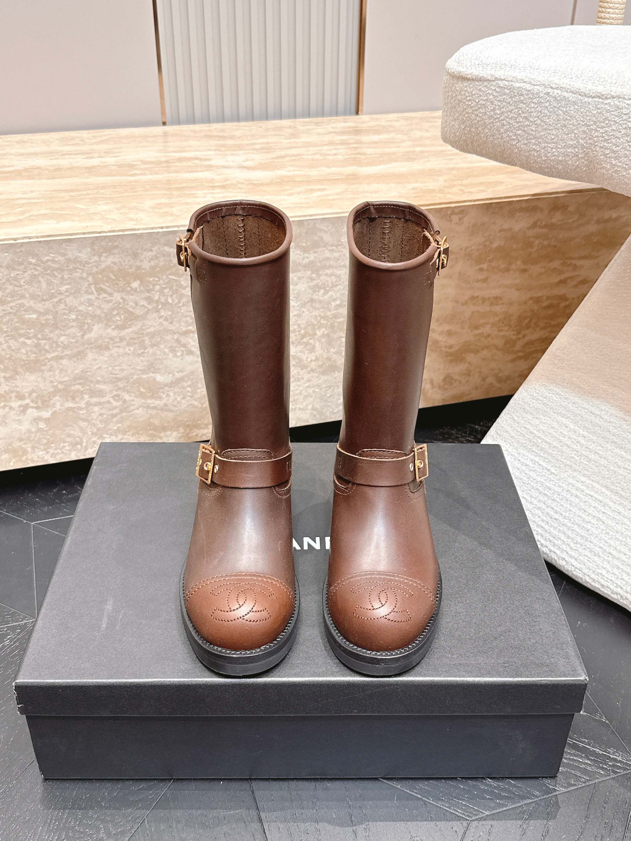NO:889353,CHANEL Chanel 2026vs new early autumn boots series... [round-toe thick-soled mid-boots] Xiaoxiang has released combat boots again this year!  The classic round head is so cute!  The dark retro Roman boots are really slimming and have a huge chance of turning heads!  The disassembly of the original version is not only the same as the original material, but also the small details are the same as ZP!  Fabric: Original customized cowhide Lining: Original customized cowhide Feet: Original customized cowhide Outsole: Original molded negative/wear-resistant velvet/genuine leather welt combination Packaging: Original full set of packaging Code number: 35-39 (40 customizations are not returnable), boots, chanel, chanel, boots, cowhide19860909CHANEL 香奈儿 2026vs早秋新款靴子系列……【圆头厚底中靴】 小香今年又出战靴！经典圆头这么可爱啊！黑暗系的复古罗马靴真的太显瘦了 回头率巨高！原版拆解不仅是材质和原版一样就连小细节都跟zp无区别！ 面料: 原版定制牛皮 内里: 原版定制牛皮 垫脚: 原版定制牛皮 大底: 原版开模底片/耐磨绒/真皮沿条组合 包装: 原版全套包装 码数: 35-39（40定做不退换）,靴子,chanel,chanel,boots,cowhide,Women's Shoes