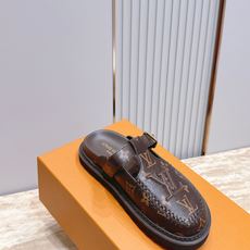 Louis vuitto*驴牌 Lv 新品厚底包头勃肯拖鞋 懒人鞋的终极形态找到了!LV这双穆勒包头拖 Louis vuitto*驴牌 Lv 新品厚底包头勃肯拖鞋 懒人鞋的终极形态找到了!LV这双穆勒包头拖