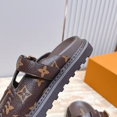 Louis vuitto*驴牌 Lv 新品厚底包头勃肯拖鞋 懒人鞋的终极形态找到了!LV这双穆勒包头拖 Louis vuitto*驴牌 Lv 新品厚底包头勃肯拖鞋 懒人鞋的终极形态找到了!LV这双穆勒包头拖