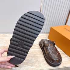 Louis vuitto*驴牌 Lv 新品厚底包头勃肯拖鞋 懒人鞋的终极形态找到了!LV这双穆勒包头拖 Louis vuitto*驴牌 Lv 新品厚底包头勃肯拖鞋 懒人鞋的终极形态找到了!LV这双穆勒包头拖