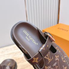 Louis vuitto*驴牌 Lv 新品厚底包头勃肯拖鞋 懒人鞋的终极形态找到了!LV这双穆勒包头拖 Louis vuitto*驴牌 Lv 新品厚底包头勃肯拖鞋 懒人鞋的终极形态找到了!LV这双穆勒包头拖