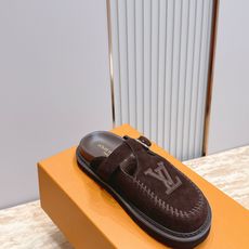 Louis vuitto*驴牌 Lv 新品厚底包头勃肯拖鞋 懒人鞋的终极形态找到了!LV这双穆勒包头拖 Louis vuitto*驴牌 Lv 新品厚底包头勃肯拖鞋 懒人鞋的终极形态找到了!LV这双穆勒包头拖