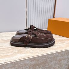 Louis vuitto*驴牌 Lv 新品厚底包头勃肯拖鞋 懒人鞋的终极形态找到了!LV这双穆勒包头拖 Louis vuitto*驴牌 Lv 新品厚底包头勃肯拖鞋 懒人鞋的终极形态找到了!LV这双穆勒包头拖