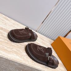 Louis vuitto*驴牌 Lv 新品厚底包头勃肯拖鞋 懒人鞋的终极形态找到了!LV这双穆勒包头拖 Louis vuitto*驴牌 Lv 新品厚底包头勃肯拖鞋 懒人鞋的终极形态找到了!LV这双穆勒包头拖