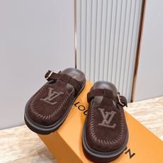 Louis vuitto*驴牌 Lv 新品厚底包头勃肯拖鞋 懒人鞋的终极形态找到了!LV这双穆勒包头拖 Louis vuitto*驴牌 Lv 新品厚底包头勃肯拖鞋 懒人鞋的终极形态找到了!LV这双穆勒包头拖