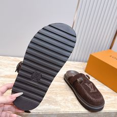 Louis vuitto*驴牌 Lv 新品厚底包头勃肯拖鞋 懒人鞋的终极形态找到了!LV这双穆勒包头拖 Louis vuitto*驴牌 Lv 新品厚底包头勃肯拖鞋 懒人鞋的终极形态找到了!LV这双穆勒包头拖