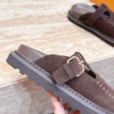 Louis vuitto*驴牌 Lv 新品厚底包头勃肯拖鞋 懒人鞋的终极形态找到了!LV这双穆勒包头拖 Louis vuitto*驴牌 Lv 新品厚底包头勃肯拖鞋 懒人鞋的终极形态找到了!LV这双穆勒包头拖
