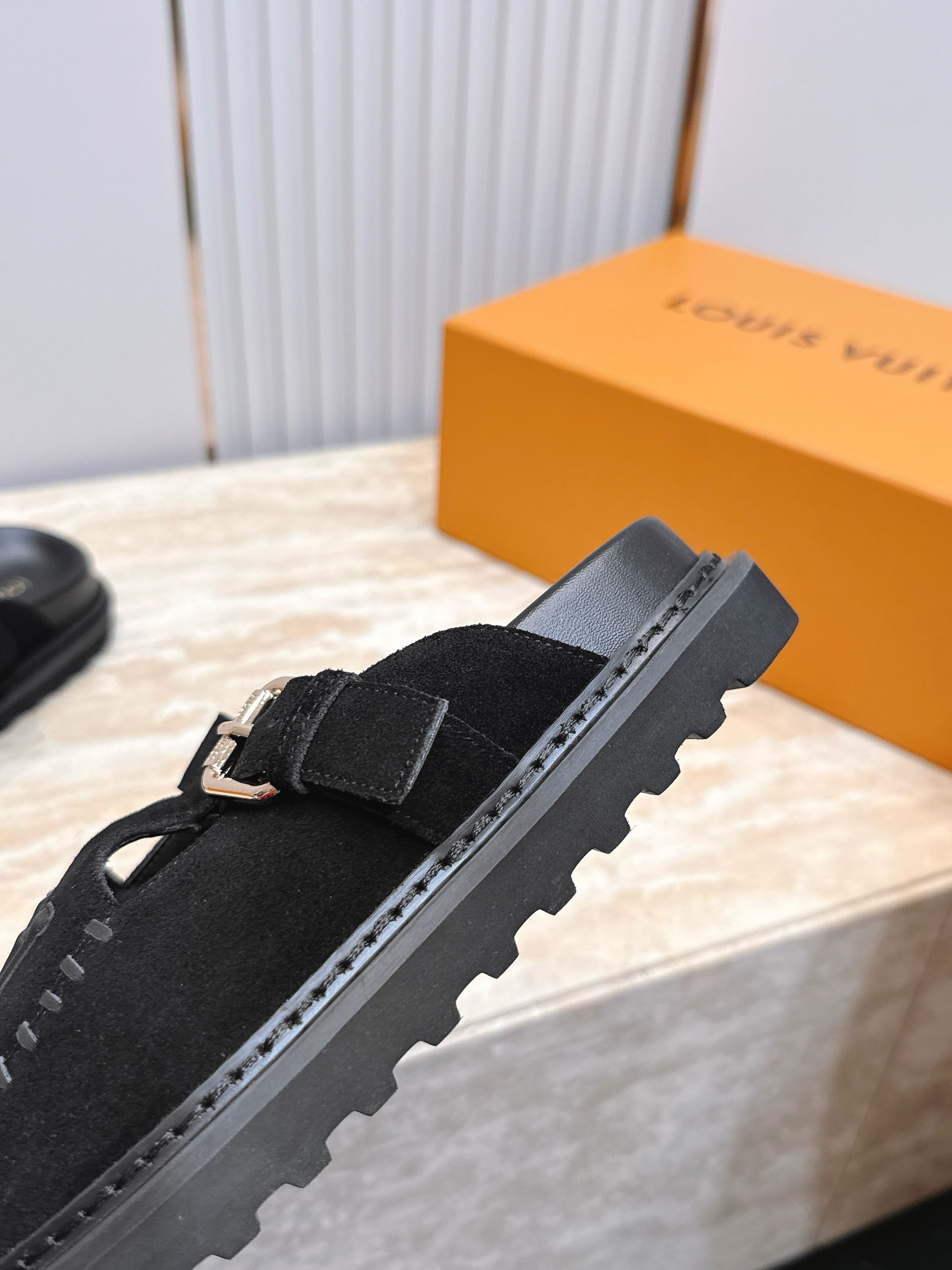 Louis vuitto*驴牌 Lv 新品厚底包头勃肯拖鞋  懒人鞋的终极形态找到了！LV这双穆勒包头拖