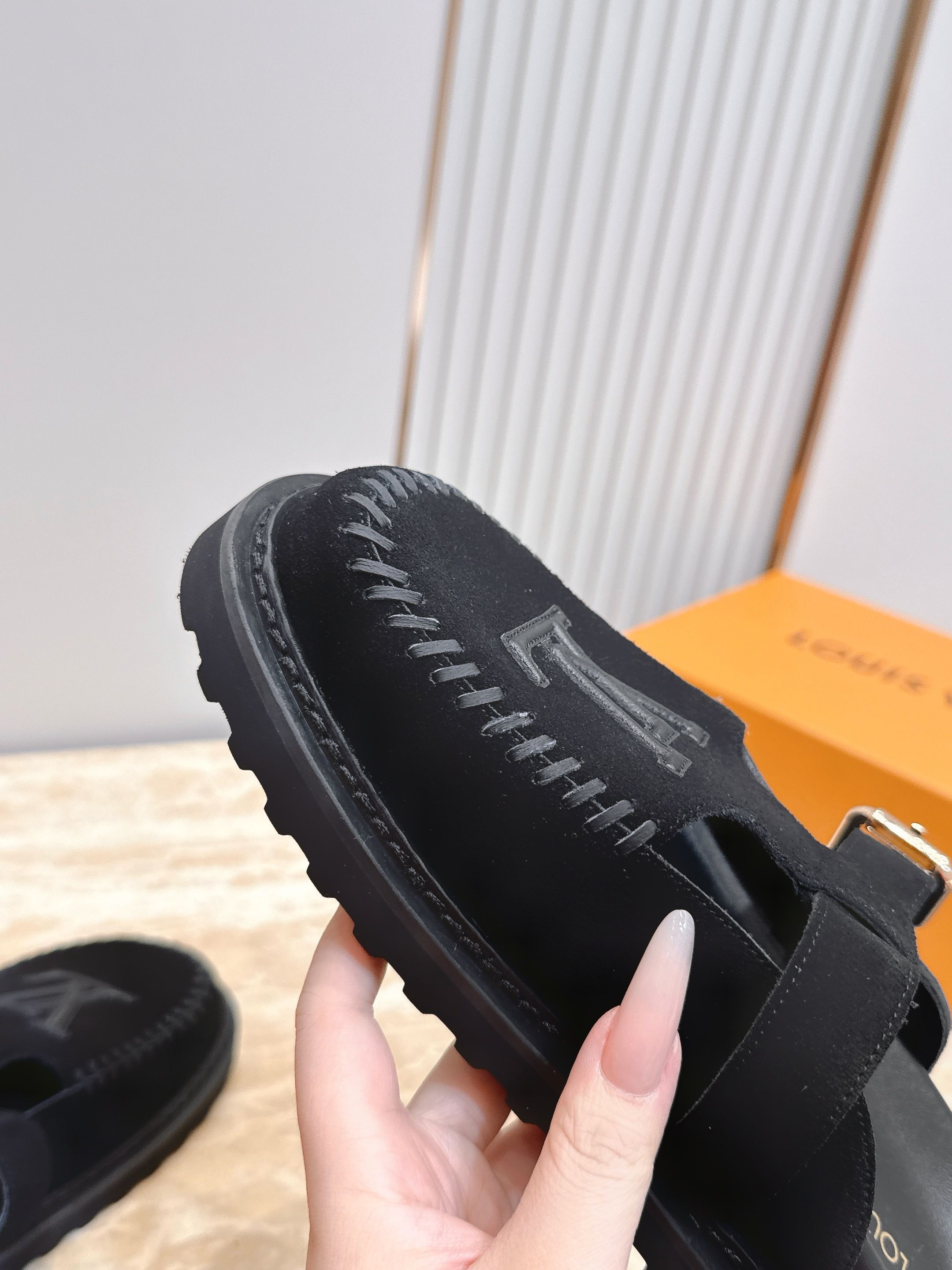 Louis vuitto*驴牌 Lv 新品厚底包头勃肯拖鞋  懒人鞋的终极形态找到了！LV这双穆勒包头拖