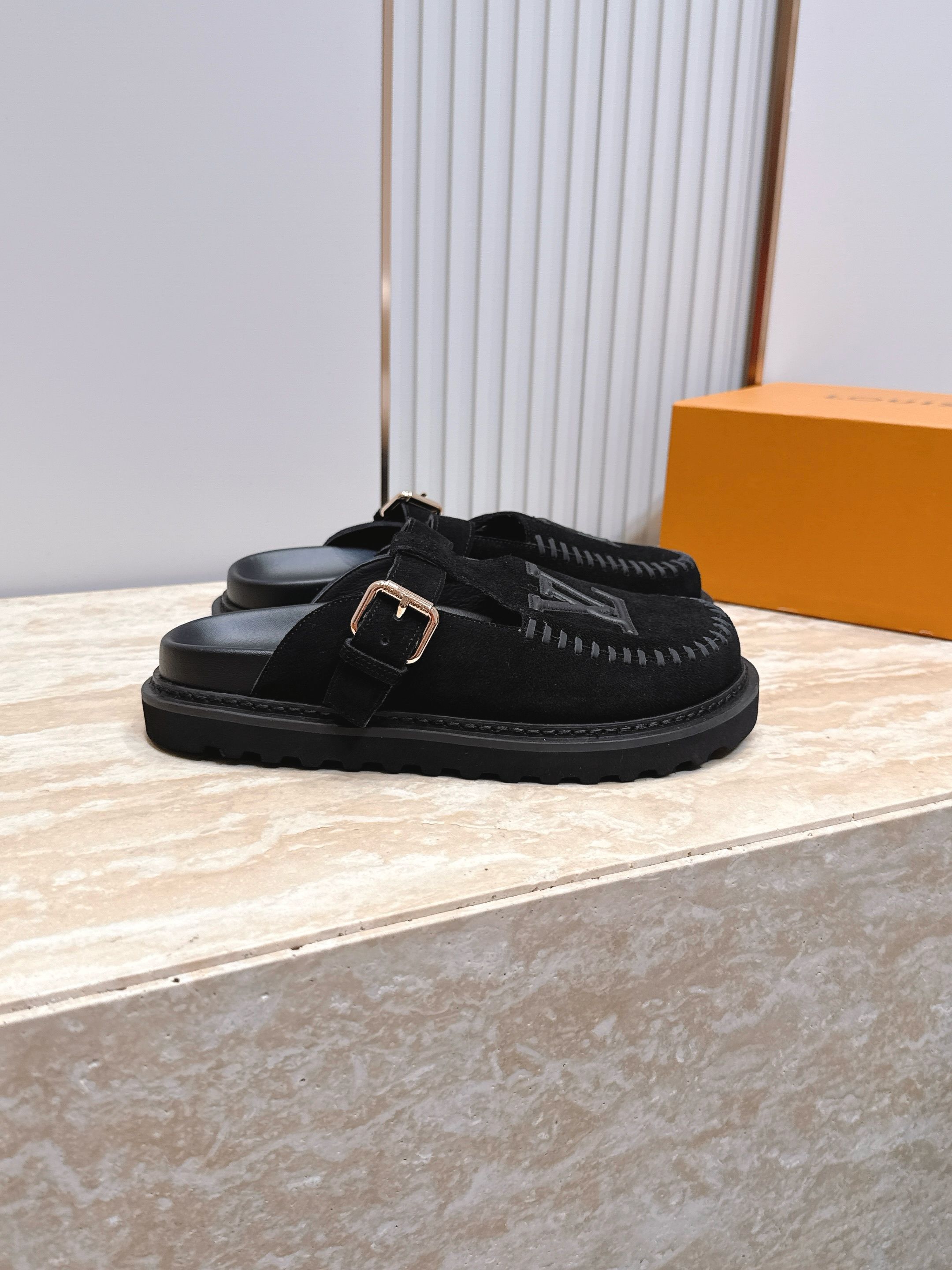 Louis vuitto*驴牌 Lv 新品厚底包头勃肯拖鞋  懒人鞋的终极形态找到了！LV这双穆勒包头拖