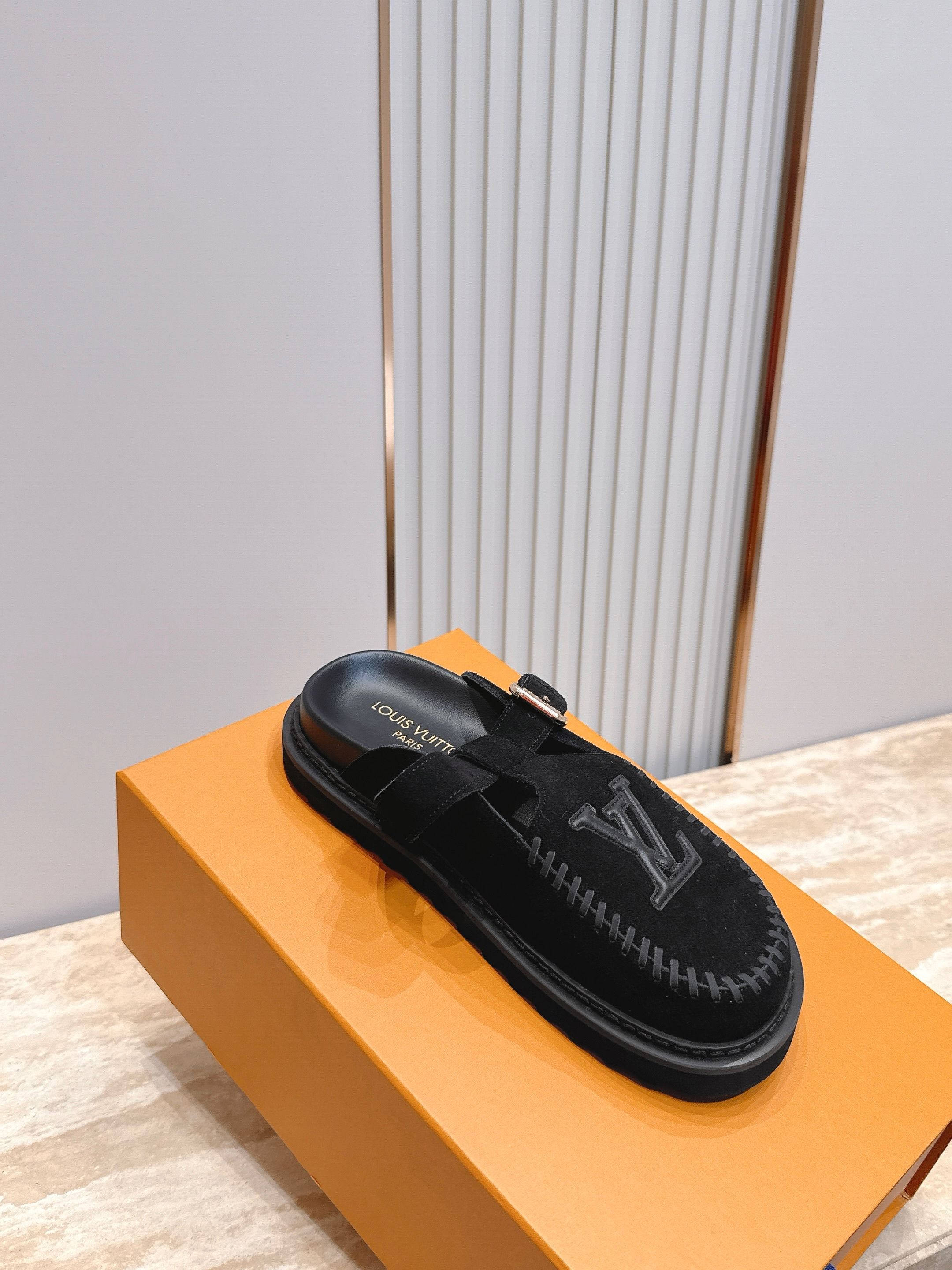Louis vuitto*驴牌 Lv 新品厚底包头勃肯拖鞋  懒人鞋的终极形态找到了！LV这双穆勒包头拖