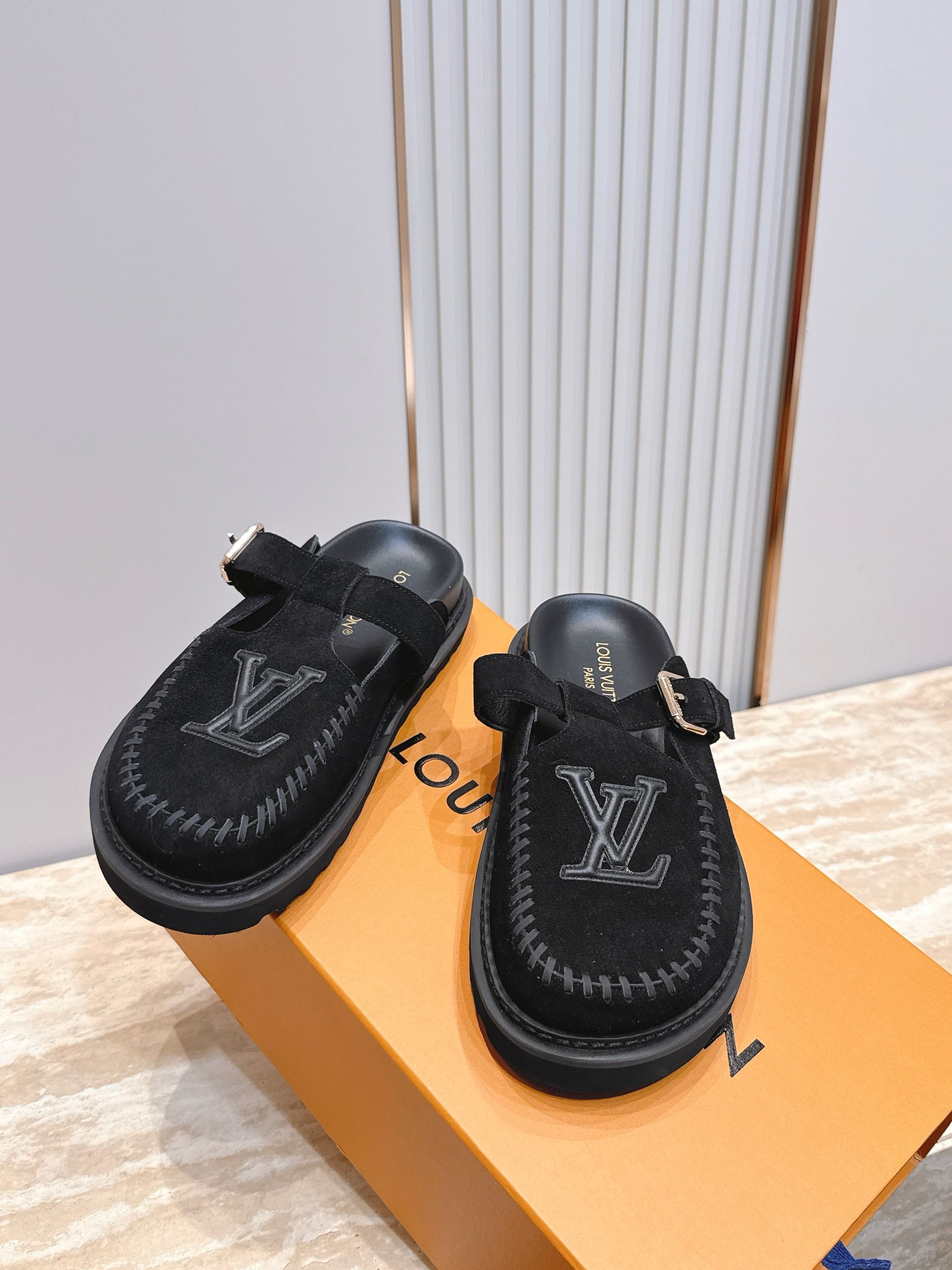 Louis vuitto*驴牌 Lv 新品厚底包头勃肯拖鞋  懒人鞋的终极形态找到了！LV这双穆勒包头拖