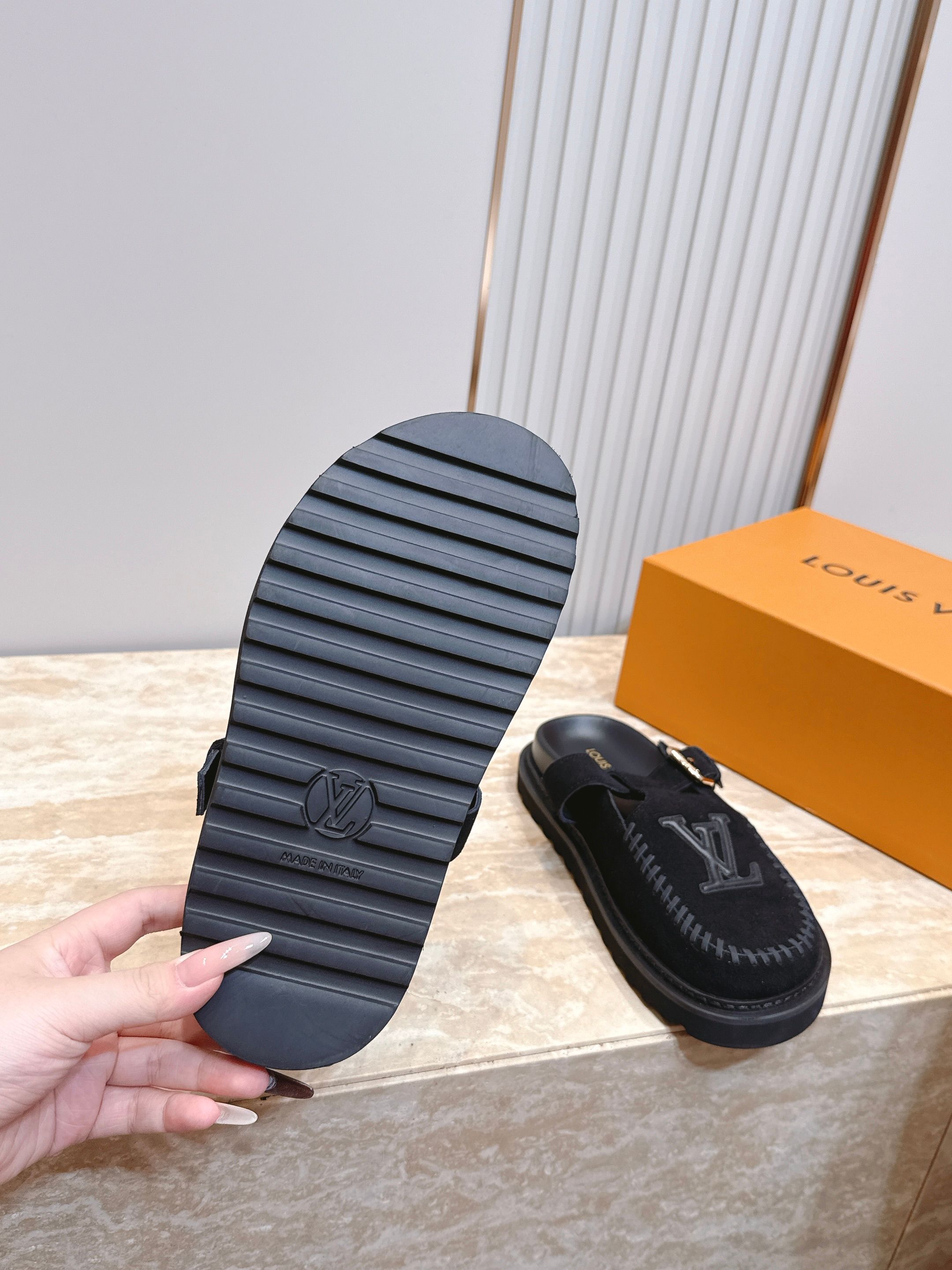 Louis vuitto*驴牌 Lv 新品厚底包头勃肯拖鞋  懒人鞋的终极形态找到了！LV这双穆勒包头拖