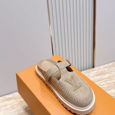 Louis vuitto*驴牌 Lv 新品厚底包头勃肯拖鞋 懒人鞋的终极形态找到了!LV这双穆勒包头拖 Louis vuitto*驴牌 Lv 新品厚底包头勃肯拖鞋 懒人鞋的终极形态找到了!LV这双穆勒包头拖