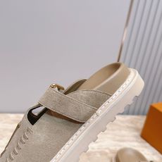 Louis vuitto*驴牌 Lv 新品厚底包头勃肯拖鞋 懒人鞋的终极形态找到了!LV这双穆勒包头拖 Louis vuitto*驴牌 Lv 新品厚底包头勃肯拖鞋 懒人鞋的终极形态找到了!LV这双穆勒包头拖