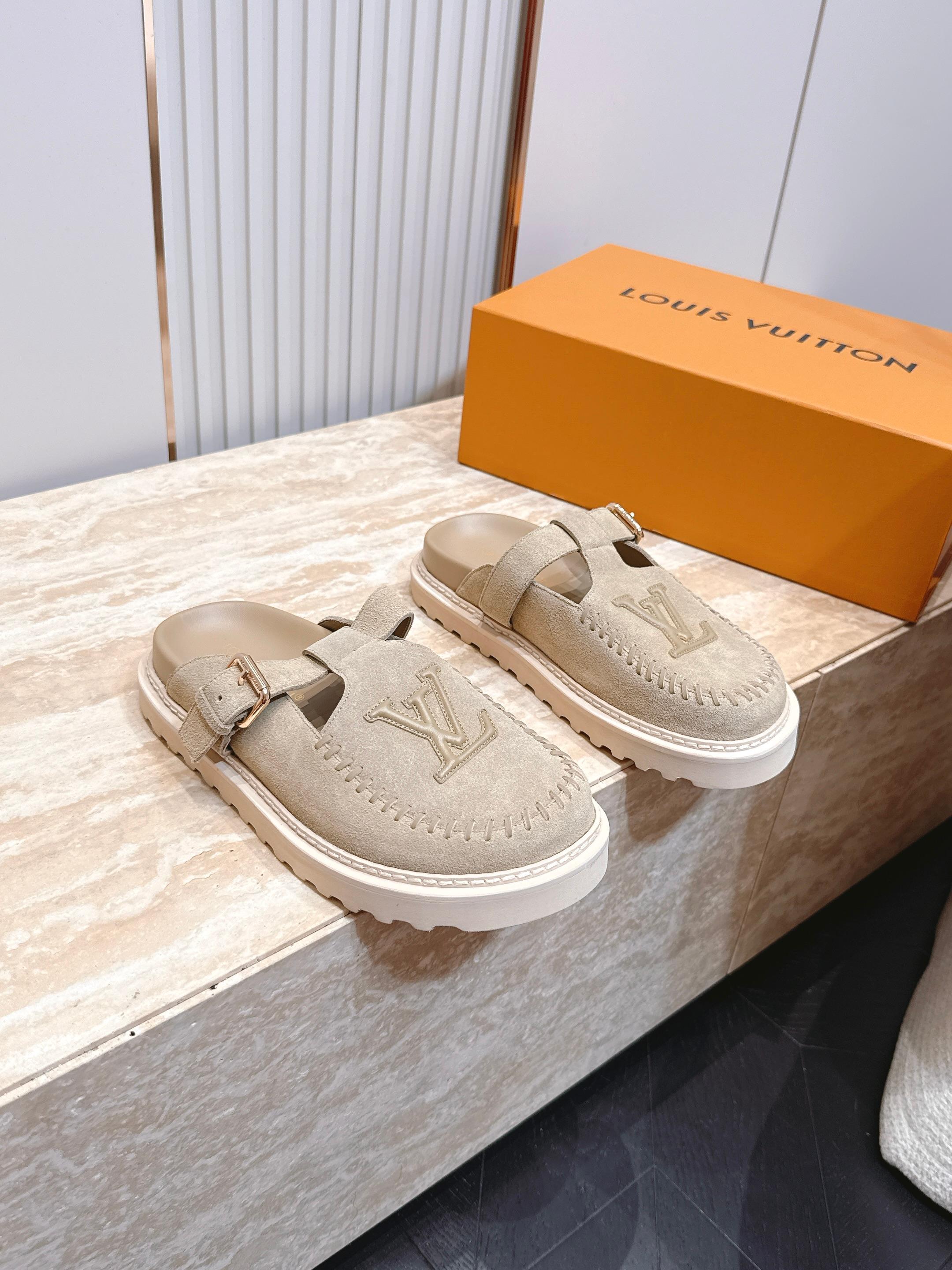 NO:889330,Louis vuitto*LV brand new thick-soled toe-cap Birkenstock slippers. The ultimate form of lazy shoes has been found!  LV's pair of Muller toe-toe flip flops are leather-covered and luxurious. They are super soft and comfortable on the feet. They can be used every day when going out. They are good news for lazy people. They are gentle and cool. The color matching directly touches the aesthetics. They look good with anything. They are versatile and easy to match. They are perfect for summer shoes!  Size35-41 (female size 40.41, custom made, non-refundable), half drag, louis vuitton, louis vuitton, louis vuitton, slippers19860909Louis vuitto*驴牌 Lv 新品厚底包头勃肯拖鞋  懒人鞋的终极形态找到了！ LV这双穆勒包头拖,皮面老花贵气直接拉满 上脚巨软巨舒服,日常出门一脚蹬,懒人福音 温柔酷飒,配色直接戳中审美 搭什么都好看,百搭不挑人,夏天的鞋子被它承包了！ Size35-41（女40.41定做不退换）,半拖,louis vuitton,louis vuitton,louis vuitton,slippers,Women's Shoes