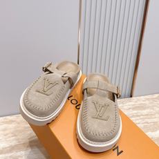 Louis vuitto*驴牌 Lv 新品厚底包头勃肯拖鞋 懒人鞋的终极形态找到了!LV这双穆勒包头拖 Louis vuitto*驴牌 Lv 新品厚底包头勃肯拖鞋 懒人鞋的终极形态找到了!LV这双穆勒包头拖