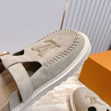Louis vuitto*驴牌 Lv 新品厚底包头勃肯拖鞋 懒人鞋的终极形态找到了!LV这双穆勒包头拖 Louis vuitto*驴牌 Lv 新品厚底包头勃肯拖鞋 懒人鞋的终极形态找到了!LV这双穆勒包头拖