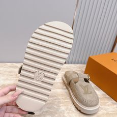 Louis vuitto*驴牌 Lv 新品厚底包头勃肯拖鞋 懒人鞋的终极形态找到了!LV这双穆勒包头拖 Louis vuitto*驴牌 Lv 新品厚底包头勃肯拖鞋 懒人鞋的终极形态找到了!LV这双穆勒包头拖