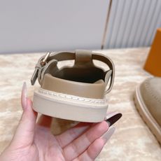 Louis vuitto*驴牌 Lv 新品厚底包头勃肯拖鞋 懒人鞋的终极形态找到了!LV这双穆勒包头拖 Louis vuitto*驴牌 Lv 新品厚底包头勃肯拖鞋 懒人鞋的终极形态找到了!LV这双穆勒包头拖