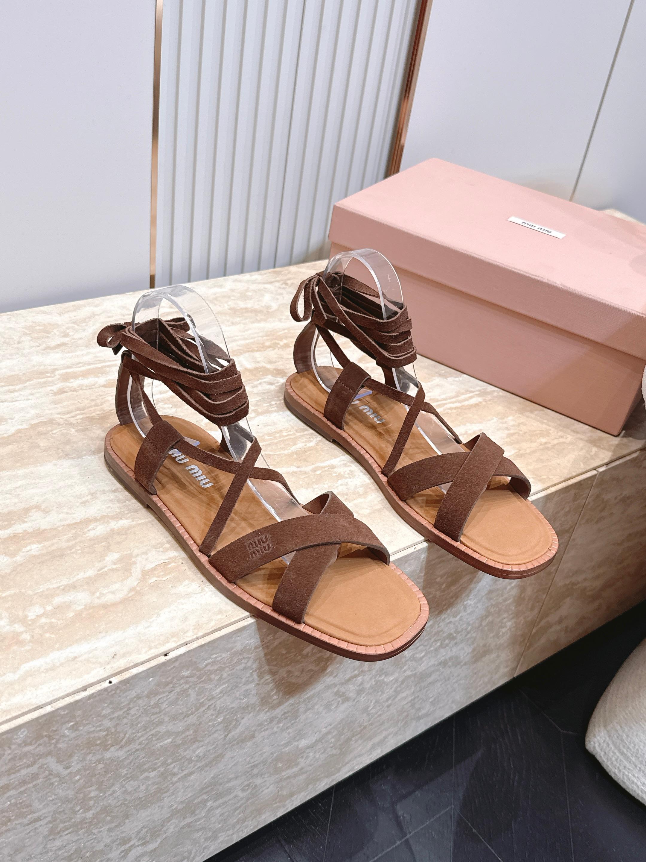 NO:889321,miumiu 26, the latest back-strap sandals for summer. They are soft and sexy. The suede leather is very comfortable at first glance. Wear them to hit the streets. They are currently the most popular sandals. They appear on the covers of major fashion magazines and are used by celebrities and Xiaohongshu bloggers. They are the best choice for matching with long skirts and hot pants. You will not regret it if you close your eyes. Suede cowhide, genuine leather outsole, size 35-40, sandals, miumiu, sandals, skirts, cowhide, Leather  soles19860909miumiu 26夏季最新后绑带凉鞋 湿柔性感 ,绒面皮一眼都很舒服,穿上炸街去吧,目前最火凉鞋, 出现在各大时装杂志封面·各路明星、小红书博主着用～搭配长裙、热裤的不二选择,闭眼入都是不会后悔 绒面牛皮 真皮大底 码数35-40,凉鞋,miumiu,sandals,skirts,cowhide,Leather soles,Women's Shoes