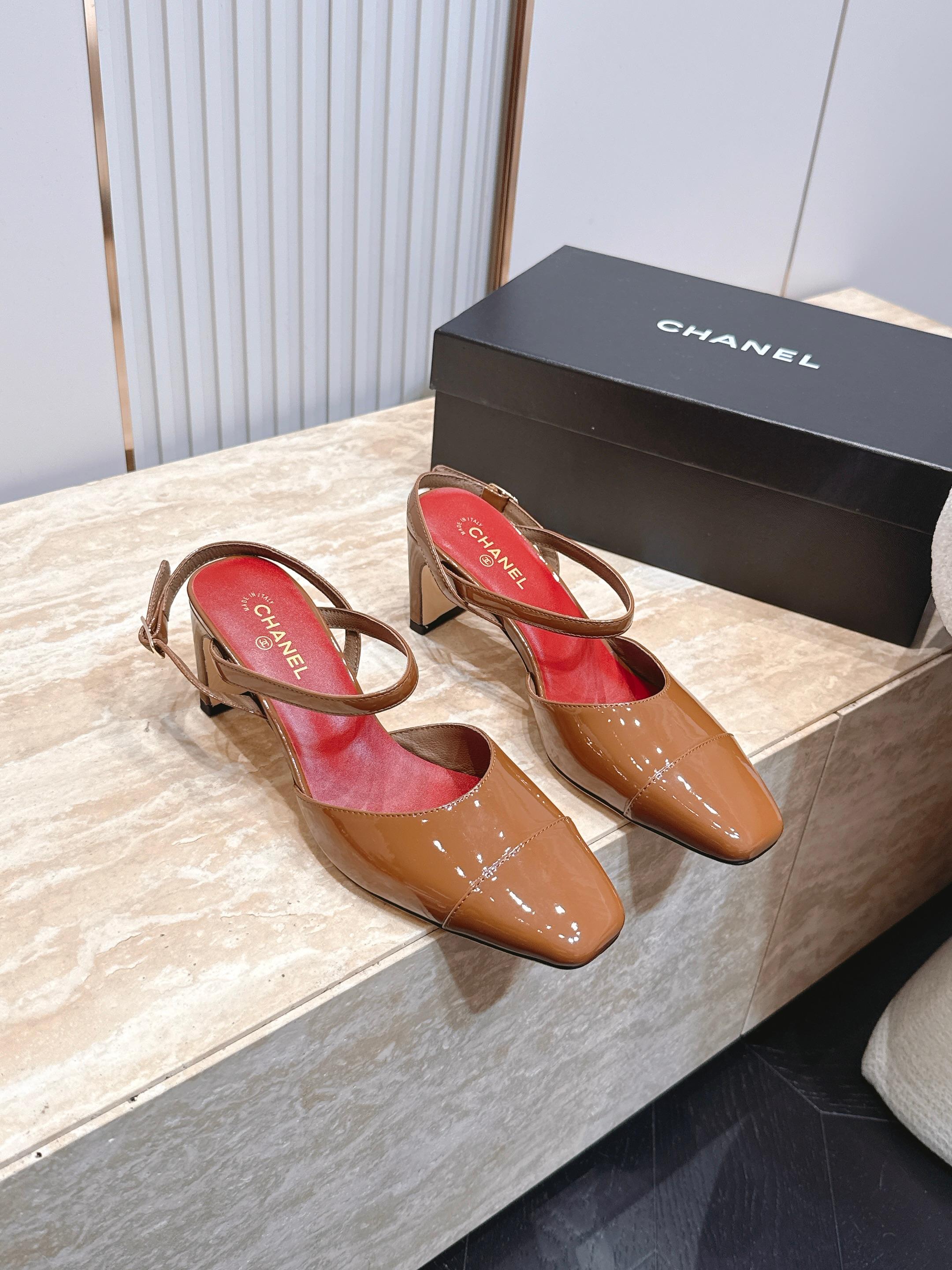NO:890797,CHANEL Chanel 26vs spring and summer counter's latest fashion sandals series... [square and round toe mid-heel sandals] Ms. Chanel loves simplicity and irresistibility. The combination shows a unique dressing style, free mix and match to shine in place and follow the fashionable steps of grandma!  !  !  The top-notch craftsmanship and texture are perfectly presented. No matter any details, you can compare them with the counters. You can enter and exit the counters at will with the best quality goods!  !  面料: 原版定制/漆皮 内里: 原版定制羊皮 垫脚: 原版定制羊皮 大底: 原版定制真皮底 跟高: 7.5cm 码数: 35-39（40.41.定制不退换） 包装: 原版全套包装 颜色:官网同步更新,高跟鞋凉鞋,chanel,chanel,sandals,high heels,sheepskin19860909CHANEL 香奈儿 26vs春夏专柜最新时装凉鞋系列……【方圆头中跟凉鞋】 香奈儿女士钟爱简约又难以抗拒系 搭配展现与众不同的穿搭风格、自由混搭闪耀到位跟紧香奶奶时尚步伐！！！ 顶级工艺质感完美呈现,无论任何细节均可对比专柜,最好级别的顶级货,随意进出专柜！！ 面料: 原版定制/漆皮 内里: 原版定制羊皮 垫脚: 原版定制羊皮 大底: 原版定制真皮底 跟高: 7.5cm 码数: 35-39（40.41.定制不退换） 包装: 原版全套包装 颜色:官网同步更新,高跟鞋凉鞋,chanel,chanel,sandals,high heels,sheepskin,Women's Shoes
