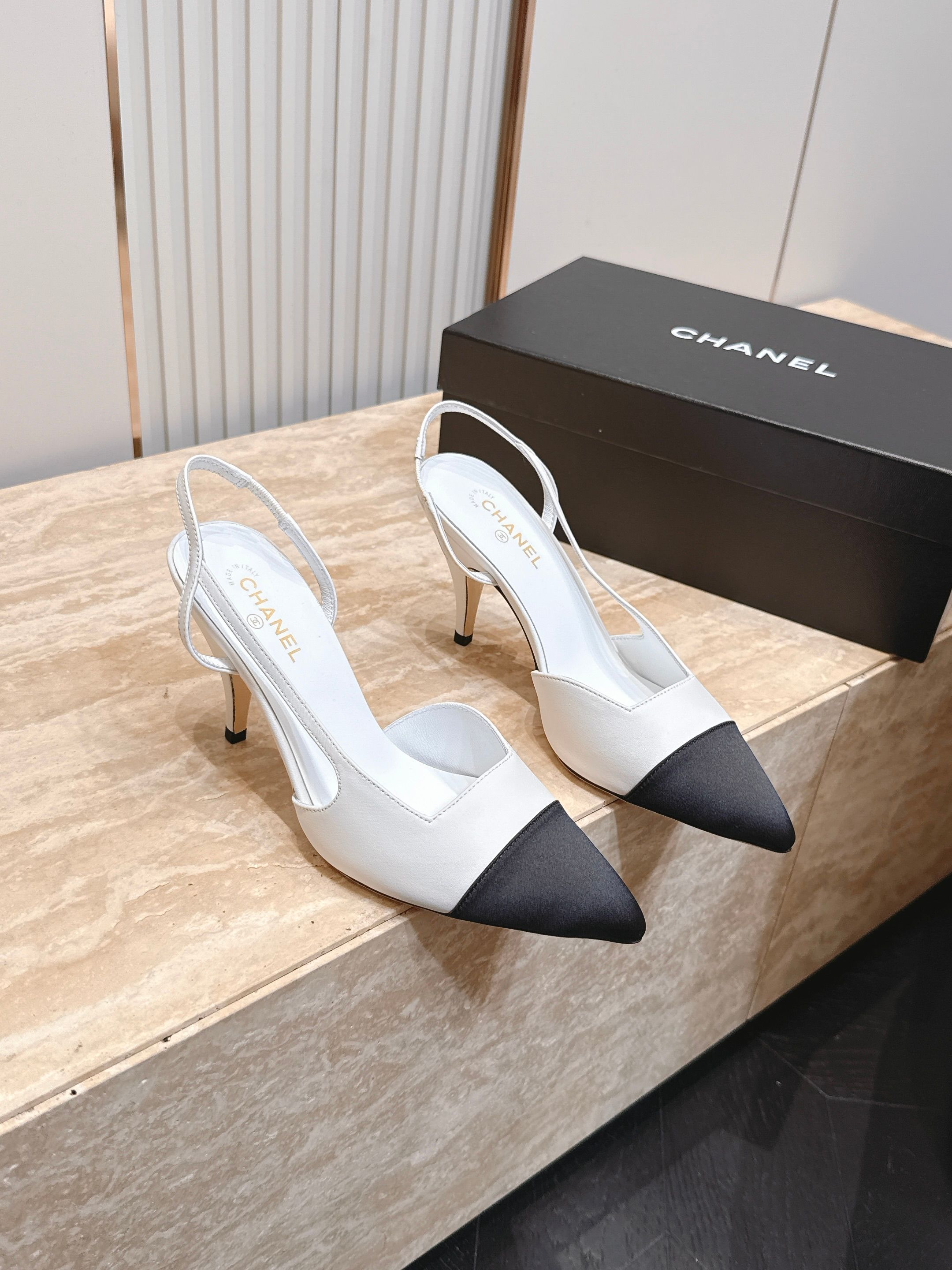 NO:890803,CHANEL Chanel 26vs spring and summer counter's latest fashion sandals series... [Pointed toe color-blocking sandals] Ms. Chanel loves simple and irresistible styles. The combination shows a unique dressing style, free to mix and match to shine in place and follow the fashionable steps of her grandma!  !  !  The top-notch craftsmanship and texture are perfectly presented. No matter any details, you can compare them with the counters. You can enter and exit the counters at will with the best quality goods!  !  Fabric: Original customized/patent leather/sheepskin/color matching Lining: Original customized sheepskin Foot pads: Original customized sheepskin Outsole: Original customized leather sole Heel height: 9.5cm Size: 35-39 (40.41. Customization is non-returnable) Packaging: Original full set of packaging Color: Official website updated simultaneously, high heels and sandals, chanel, chanel, sandals, high heels, sheepskin19860909CHANEL 香奈儿26vs春夏专柜最新时装凉鞋系列……【尖头拼色凉鞋】 香奈儿女士钟爱简约又难以抗拒系 搭配展现与众不同的穿搭风格、自由混搭闪耀到位跟紧香奶奶时尚步伐！！！ 顶级工艺质感完美呈现,无论任何细节均可对比专柜,最好级别的顶级货,随意进出专柜！！ 面料: 原版定制/漆皮/羊皮/拼色 内里: 原版定制羊皮 垫脚: 原版定制羊皮 大底: 原版定制真皮底 跟高: 9.5cm 码数: 35-39（40.41.定制不退换） 包装: 原版全套包装 颜色:官网同步更新,高跟鞋凉鞋,chanel,chanel,sandals,high heels,sheepskin,Women's Shoes