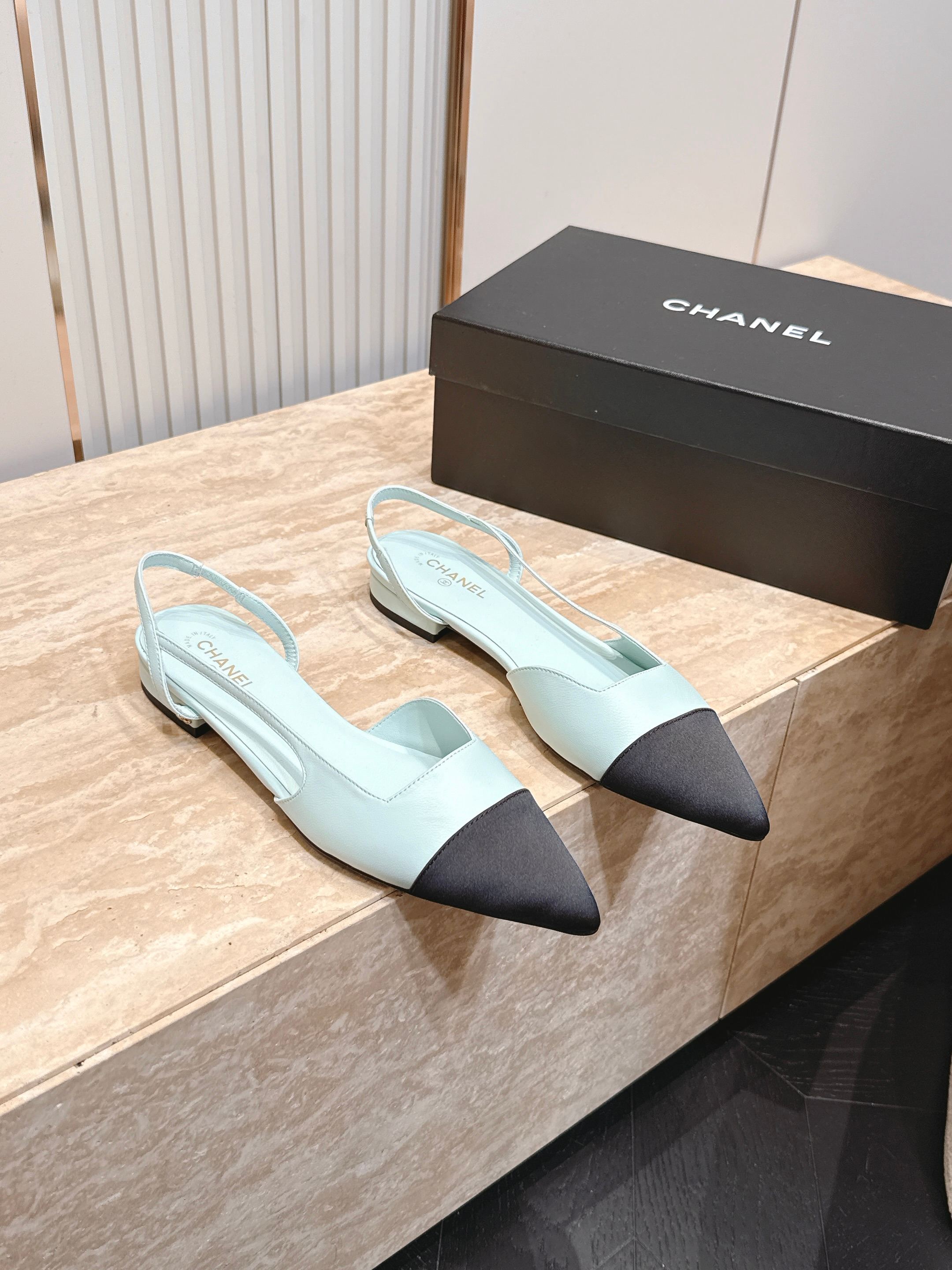 NO:890808,CHANEL Chanel 26vs spring and summer counter's latest fashion sandals series... [Pointed toe color-blocking sandals] Ms. Chanel loves simple and irresistible styles. The combination shows a unique dressing style, free to mix and match to shine in place and follow the fashionable steps of her grandma!  !  !  The top-notch craftsmanship and texture are perfectly presented. No matter any details, you can compare them with the counters. You can enter and exit the counters at will with the best quality goods!  !  Fabric: Original customized/patent leather/sheepskin/color matching Lining: Original customized sheepskin Foot pads: Original customized sheepskin Outsole: Original customized genuine leather Size: 35-39 (40.41. Customization is not returnable) Packaging: Original full set of packaging Color: Official website updated simultaneously, high heels and sandals, chanel, chanel, sandals, high heels, sheepskin19860909CHANEL 香奈儿26vs春夏专柜最新时装凉鞋系列……【尖头拼色凉鞋】 香奈儿女士钟爱简约又难以抗拒系 搭配展现与众不同的穿搭风格、自由混搭闪耀到位跟紧香奶奶时尚步伐！！！ 顶级工艺质感完美呈现,无论任何细节均可对比专柜,最好级别的顶级货,随意进出专柜！！ 面料: 原版定制/漆皮/羊皮/拼色 内里: 原版定制羊皮 垫脚: 原版定制羊皮 大底: 原版定制真皮 码数: 35-39（40.41.定制不退换） 包装: 原版全套包装 颜色:官网同步更新,高跟鞋凉鞋,chanel,chanel,sandals,high heels,sheepskin,Women's Shoes