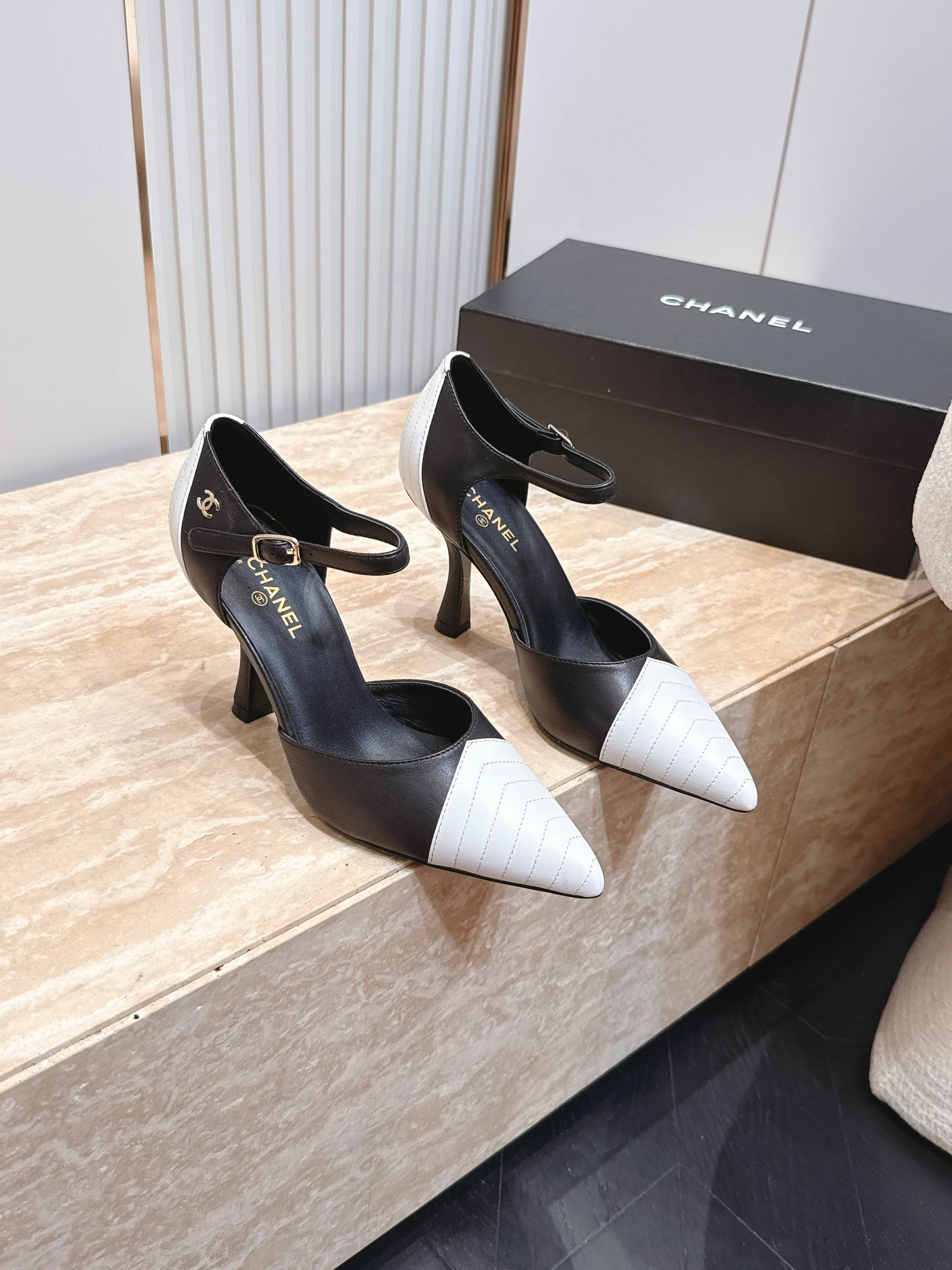 NO:890817,CHANEL Chanel 26vs spring and summer counter's latest fashion sandals series... [Pointed toe color-blocking sandals] Ms. Chanel loves simple and irresistible styles. The combination shows a unique dressing style, free to mix and match to shine in place and follow the fashionable steps of her grandma!  !  !  The top-notch craftsmanship and texture are perfectly presented. No matter any details, you can compare them with the counters. You can enter and exit the counters at will with the best quality goods!  !  Fabric: Original customized/patent leather/sheepskin/color matching Lining: Original customized sheepskin Foot pads: Original customized sheepskin Outsole: Original customized leather sole Heel height: 9.5cm Size: 35-39 (40.41. Customization is non-returnable) Packaging: Original full set of packaging Color: Official website updated simultaneously, high heels and sandals, chanel, chanel, sandals, high heels, sheepskin19860909CHANEL 香奈儿26vs春夏专柜最新时装凉鞋系列……【尖头拼色凉鞋】 香奈儿女士钟爱简约又难以抗拒系 搭配展现与众不同的穿搭风格、自由混搭闪耀到位跟紧香奶奶时尚步伐！！！ 顶级工艺质感完美呈现,无论任何细节均可对比专柜,最好级别的顶级货,随意进出专柜！！ 面料: 原版定制/漆皮/羊皮/拼色 内里: 原版定制羊皮 垫脚: 原版定制羊皮 大底: 原版定制真皮底 跟高: 9.5cm 码数: 35-39（40.41.定制不退换） 包装: 原版全套包装 颜色:官网同步更新,高跟鞋凉鞋,chanel,chanel,sandals,high heels,sheepskin,Women's Shoes
