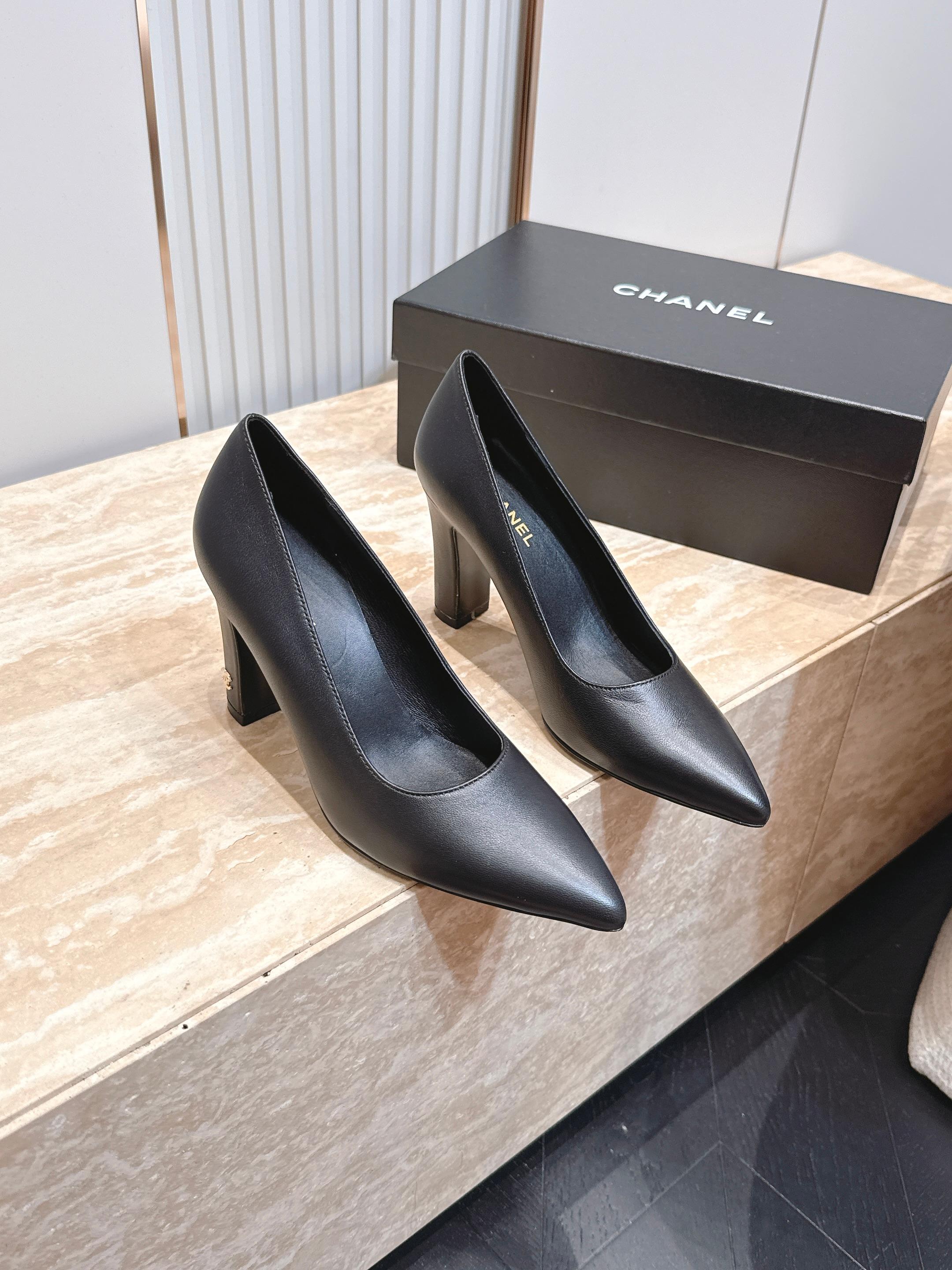 NO:890787,CHANEL Chanel 26vs spring and summer counter's latest fashion shoe series... [Pointed-toe high-toe shoes] Ms. Chanel loves simple and irresistible styles. The combination shows a unique dressing style, free mix and match to shine in place and follow the fashionable steps of grandma!  !  !  The top-notch craftsmanship and texture are perfectly presented. No matter any details, you can compare them with the counters. You can enter and exit the counters at will with the best quality goods!  !  Fabric: Original customized/patent leather/sheepskin/color matching Lining: Original customized sheepskin Foot pads: Original customized sheepskin Outsole: Original customized leather sole Heel height: 9.5cm Size: 35-39 (40.41. Customization is non-refundable) Packaging: Original full set of packaging Color: Official website updated simultaneously, high-heeled shoes, chanel, chanel, high heels, sheepskin19860909CHANEL 香奈儿26vs春夏专柜最新时装鞋系列……【尖头高头单鞋】 香奈儿女士钟爱简约又难以抗拒系 搭配展现与众不同的穿搭风格、自由混搭闪耀到位跟紧香奶奶时尚步伐！！！ 顶级工艺质感完美呈现,无论任何细节均可对比专柜,最好级别的顶级货,随意进出专柜！！ 面料: 原版定制/漆皮/羊皮/拼色 内里: 原版定制羊皮 垫脚: 原版定制羊皮 大底: 原版定制真皮底 跟高: 9.5cm 码数: 35-39（40.41.定制不退换） 包装: 原版全套包装 颜色:官网同步更新,高跟鞋单鞋,chanel,chanel,high heels,sheepskin,Women's Shoes