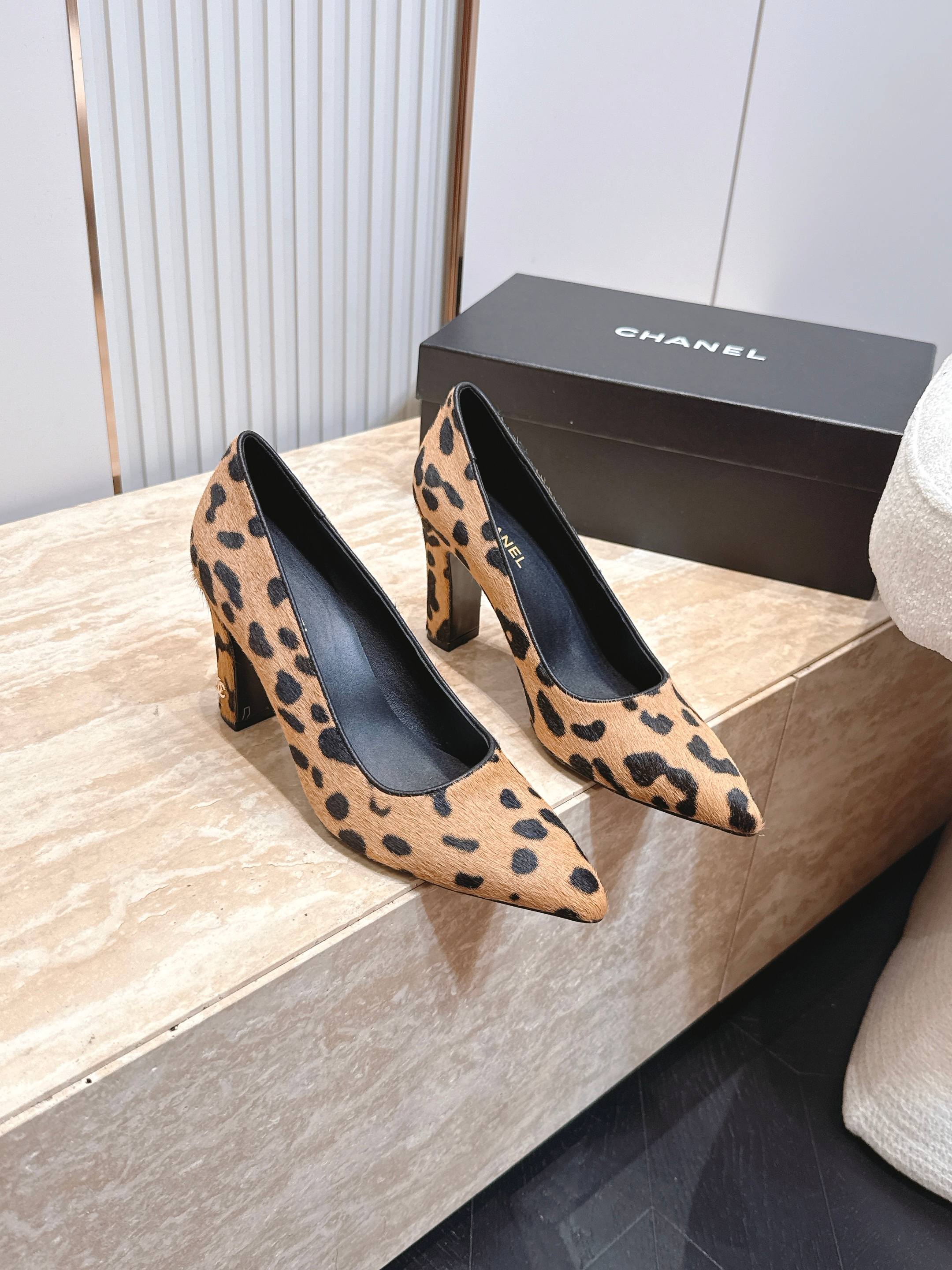 NO:890792,CHANEL Chanel 26vs spring and summer counter's latest fashion shoe series... [Pointed-toe high-toe shoes] Ms. Chanel loves simple and irresistible styles. The combination shows a unique dressing style, free mix and match to shine in place and follow the fashionable steps of grandma!  !  !  The top-notch craftsmanship and texture are perfectly presented. No matter any details, you can compare them with the counters. You can enter and exit the counters at will with the best quality goods!  !  Fabric: Original customized/patent leather/sheepskin/horse hair Lining: Original customized sheepskin Foot pads: Original customized sheepskin Outsole: Original customized leather sole Heel height: 9.5cm Size: 35-39 (40.41. Customization is non-returnable) Packaging: Original full set of packaging Color: Official website updated simultaneously, high-heeled shoes, chanel, chanel, high heels, sheepskin19860909CHANEL 香奈儿26vs春夏专柜最新时装鞋系列……【尖头高头单鞋】 香奈儿女士钟爱简约又难以抗拒系 搭配展现与众不同的穿搭风格、自由混搭闪耀到位跟紧香奶奶时尚步伐！！！ 顶级工艺质感完美呈现,无论任何细节均可对比专柜,最好级别的顶级货,随意进出专柜！！ 面料: 原版定制/漆皮/羊皮/马毛 内里: 原版定制羊皮 垫脚: 原版定制羊皮 大底: 原版定制真皮底 跟高: 9.5cm 码数: 35-39（40.41.定制不退换） 包装: 原版全套包装 颜色:官网同步更新,高跟鞋单鞋,chanel,chanel,high heels,sheepskin,Women's Shoes