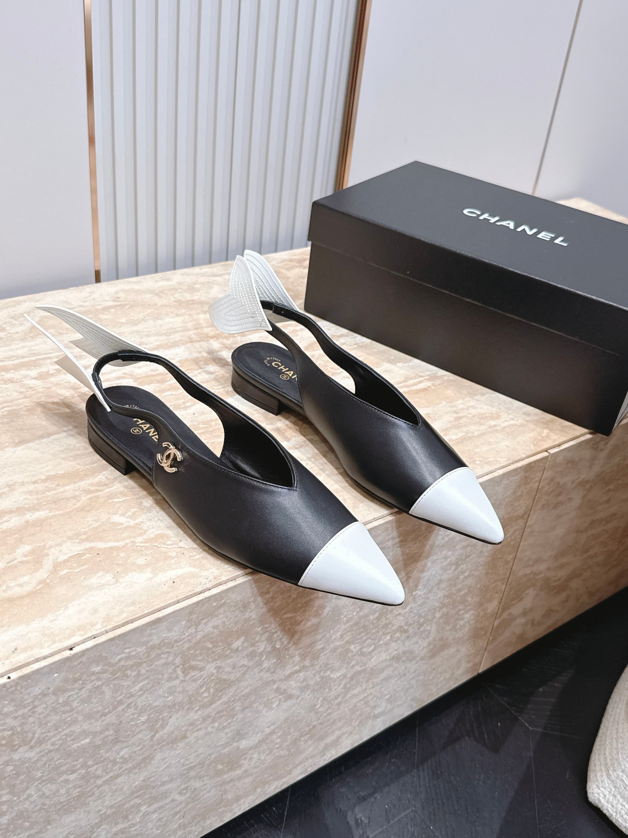 NO:890779,CHANEL Chanel 26vs spring and summer counter's latest fashion shoe series...[Pointed toe flat-soled color-blocked sandals] Ms. Chanel loves simplicity and irresistibility. The combination shows a unique dressing style, free mix and match to shine in place and follow the fashionable steps of grandma!  !  !  The top-notch craftsmanship and texture are perfectly presented. No matter any details, you can compare them with the counters. You can enter and exit the counters at will with the best quality goods!  !  Fabric: Original customized/patent leather/sheepskin/color matching Lining: Original customized sheepskin Foot pads: Original customized sheepskin Outsole: Original customized leather sole Heel height: 2 Size: 35-39 (40.41. Customization is non-refundable) Packaging: Original full set of packaging Color: Official website updated simultaneously, sandals, chanel, chanel, sandals, sheepskin19860909CHANEL 香奈儿26vs春夏专柜最新时装鞋系列……【尖头平底拼色凉鞋】 香奈儿女士钟爱简约又难以抗拒系 搭配展现与众不同的穿搭风格、自由混搭闪耀到位跟紧香奶奶时尚步伐！！！ 顶级工艺质感完美呈现,无论任何细节均可对比专柜,最好级别的顶级货,随意进出专柜！！ 面料: 原版定制/漆皮/羊皮/拼色 内里: 原版定制羊皮 垫脚: 原版定制羊皮 大底: 原版定制真皮底 跟高: 2 码数: 35-39（40.41.定制不退换） 包装: 原版全套包装 颜色:官网同步更新,凉鞋,chanel,chanel,sandals,sheepskin,Women's Shoes