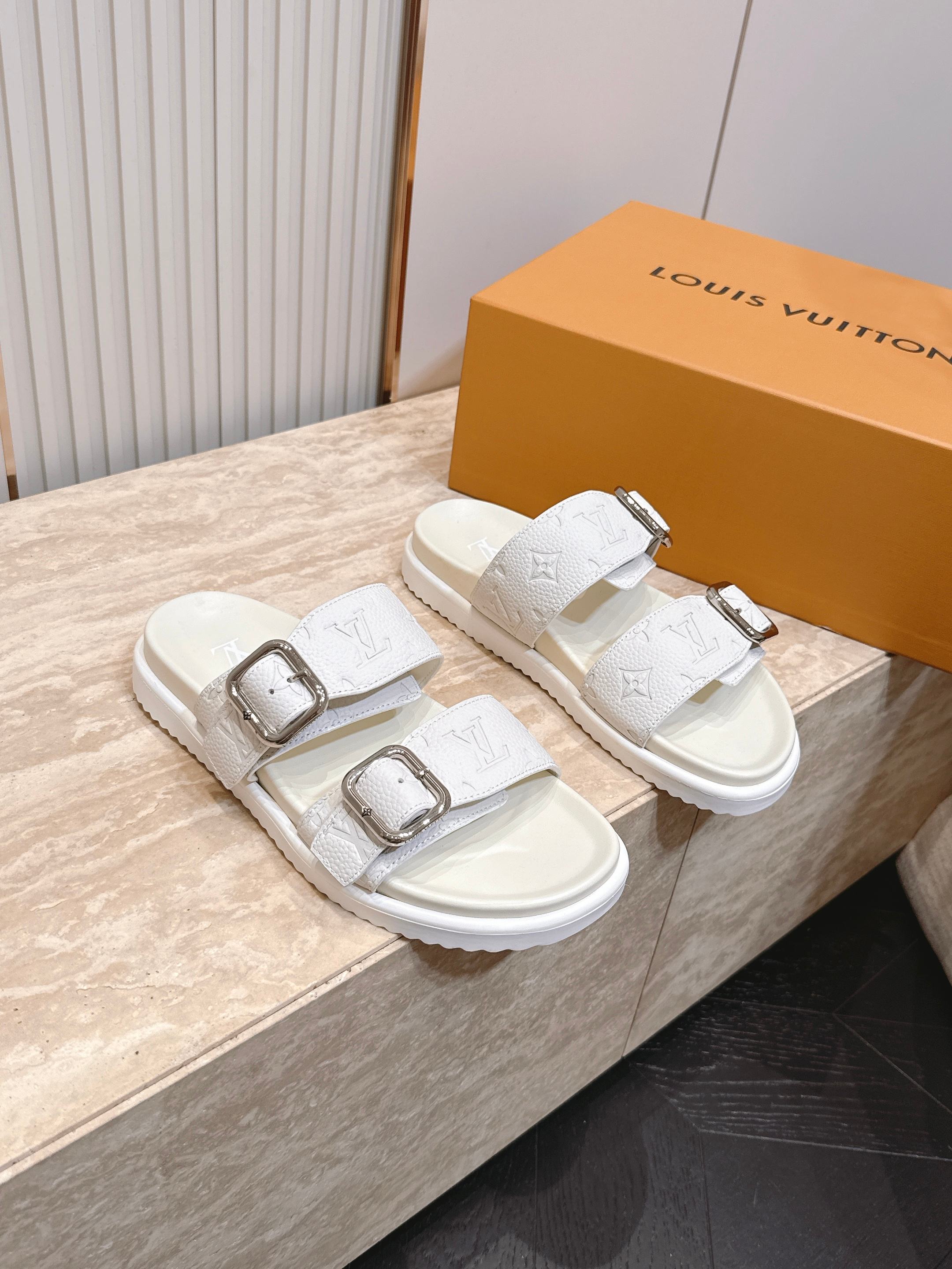 男款Louis vuitt..ss26 new arrival～夏季拖鞋全真皮经典皮带扣LV标志，简约又