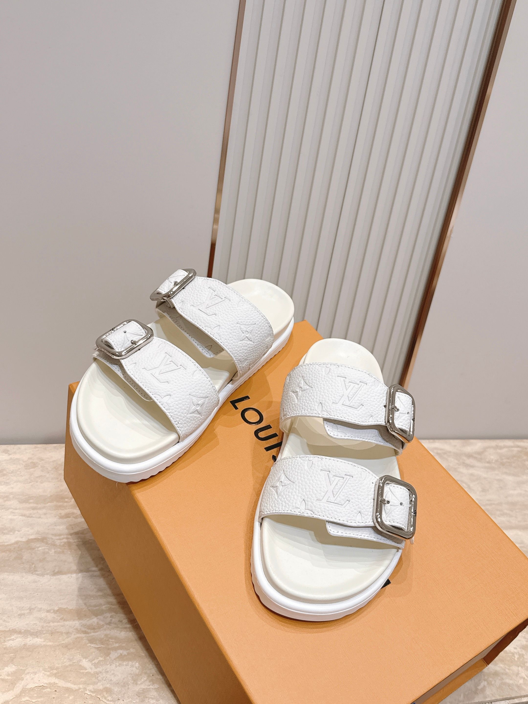 男款Louis vuitt..ss26 new arrival～夏季拖鞋全真皮经典皮带扣LV标志，简约又