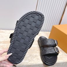 男款Louis vuitt..ss26 new arrival~夏季拖鞋全真皮经典皮带扣LV标志,简约又 男款Louis vuitt..ss26 new arrival~夏季拖鞋全真皮经典皮带扣LV标志,简约又