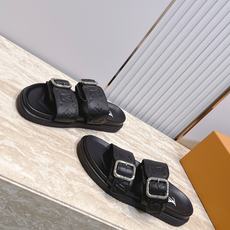 男款Louis vuitt..ss26 new arrival~夏季拖鞋全真皮经典皮带扣LV标志,简约又 男款Louis vuitt..ss26 new arrival~夏季拖鞋全真皮经典皮带扣LV标志,简约又