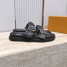 男款Louis vuitt..ss26 new arrival~夏季拖鞋全真皮经典皮带扣LV标志,简约又 男款Louis vuitt..ss26 new arrival~夏季拖鞋全真皮经典皮带扣LV标志,简约又