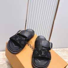 男款Louis vuitt..ss26 new arrival~夏季拖鞋全真皮经典皮带扣LV标志,简约又 男款Louis vuitt..ss26 new arrival~夏季拖鞋全真皮经典皮带扣LV标志,简约又