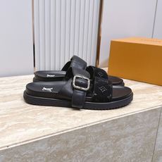男款Louis vuitt..ss26 new arrival~夏季拖鞋全真皮经典皮带扣LV标志,简约又 男款Louis vuitt..ss26 new arrival~夏季拖鞋全真皮经典皮带扣LV标志,简约又