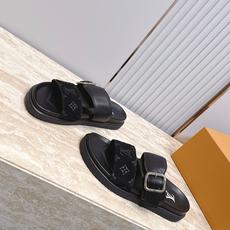 男款Louis vuitt..ss26 new arrival~夏季拖鞋全真皮经典皮带扣LV标志,简约又 男款Louis vuitt..ss26 new arrival~夏季拖鞋全真皮经典皮带扣LV标志,简约又