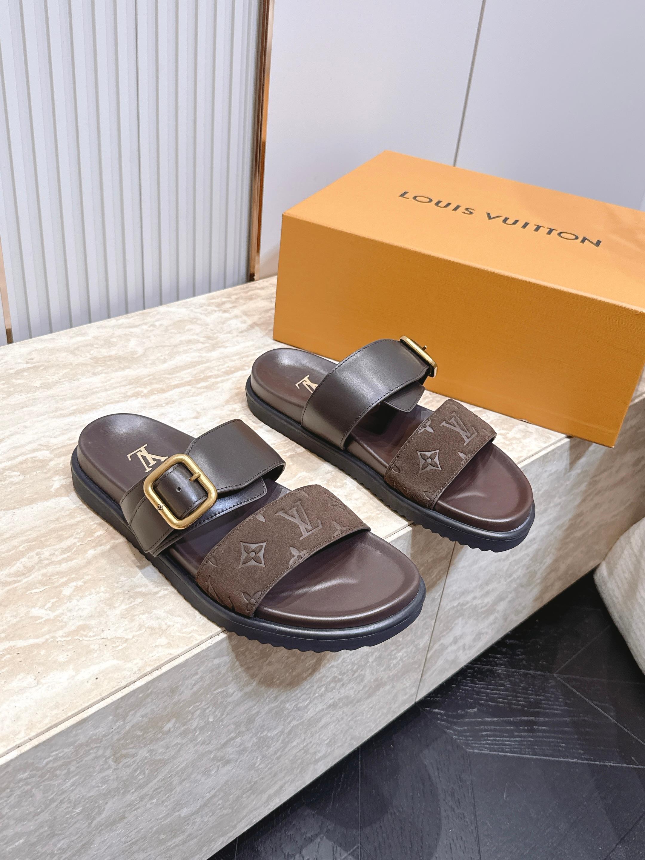 男款Louis vuitt..ss26 new arrival～夏季拖鞋全真皮经典皮带扣LV标志，简约又