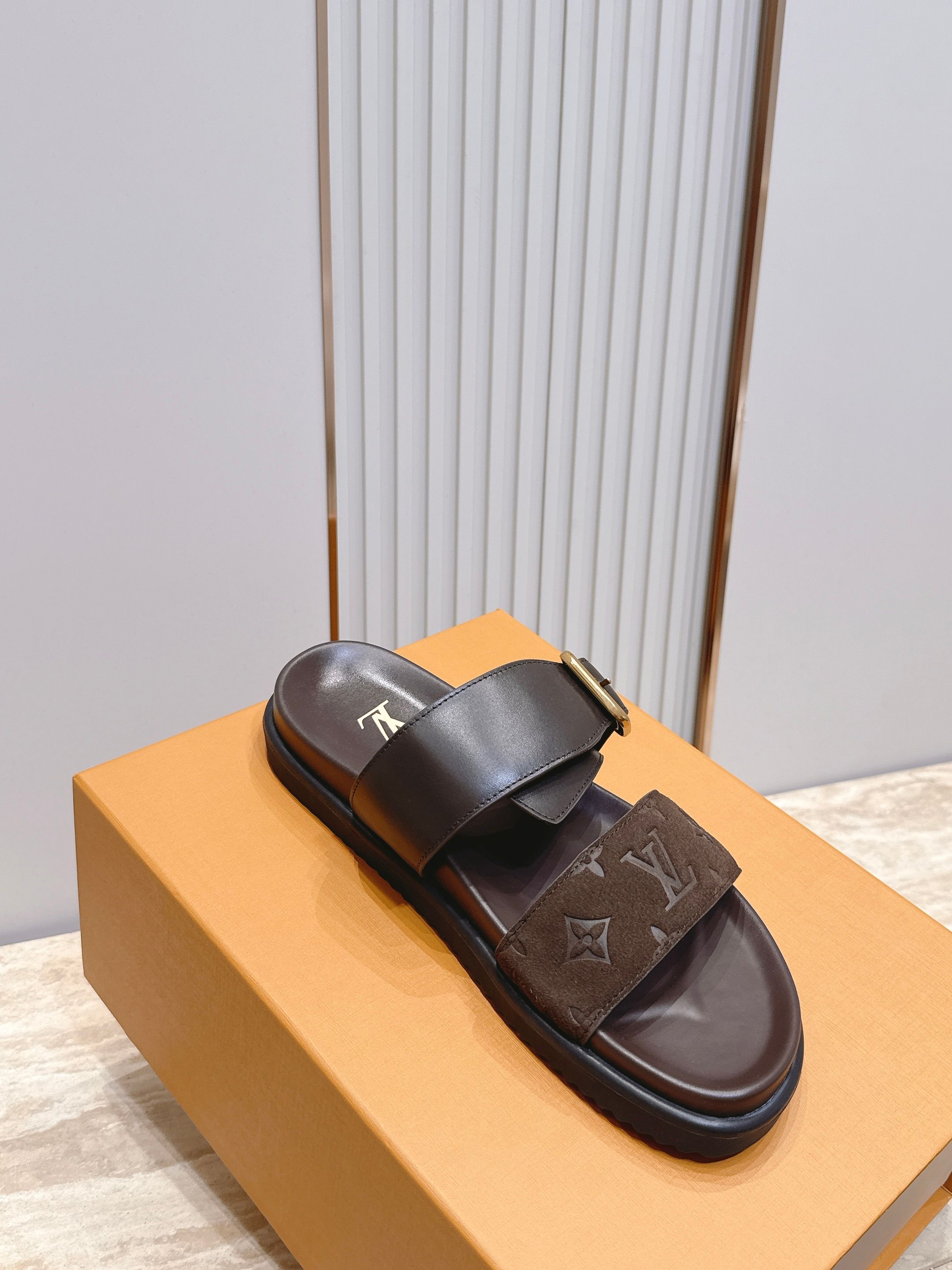 男款Louis vuitt..ss26 new arrival～夏季拖鞋全真皮经典皮带扣LV标志，简约又
