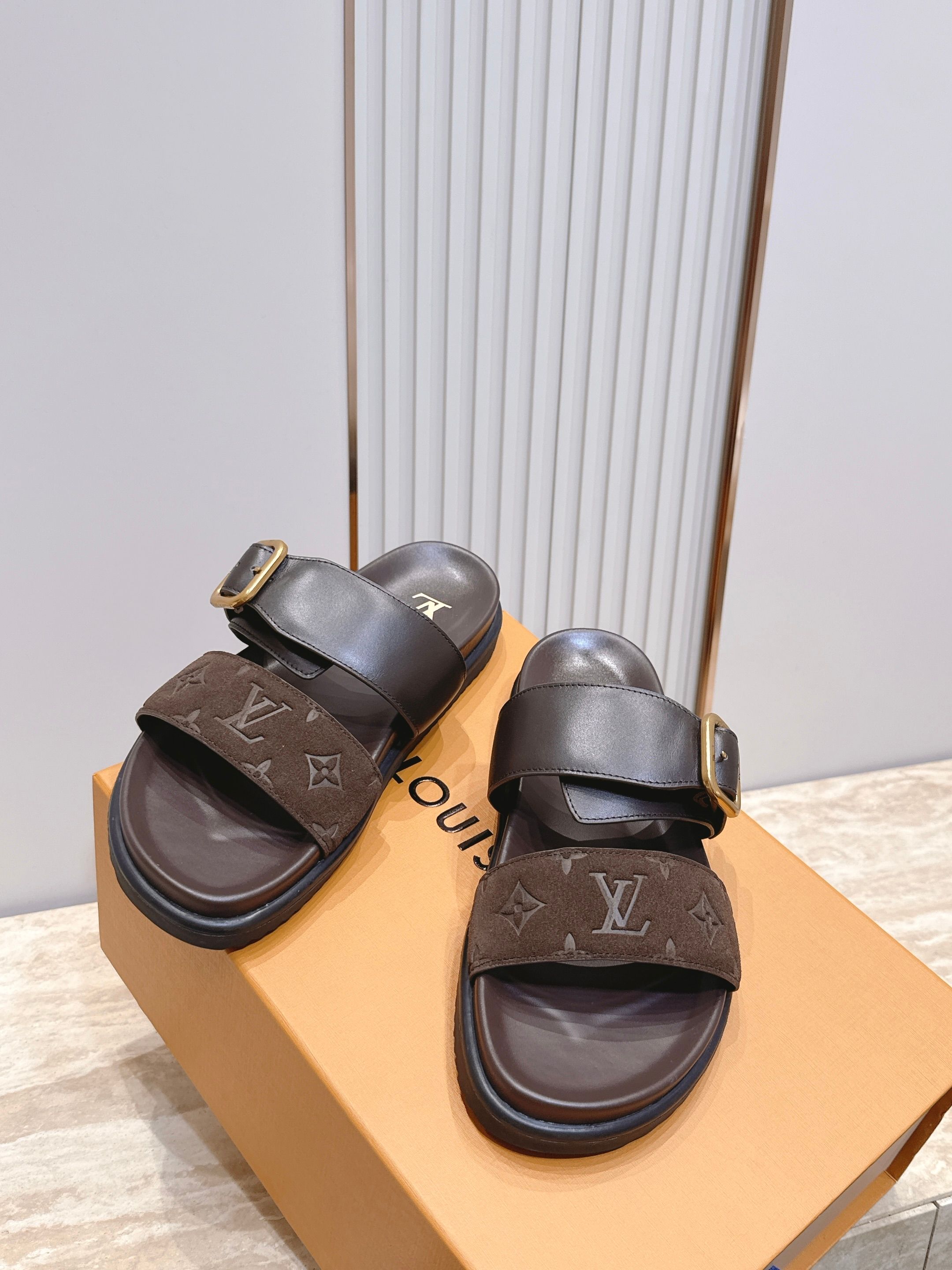男款Louis vuitt..ss26 new arrival～夏季拖鞋全真皮经典皮带扣LV标志，简约又