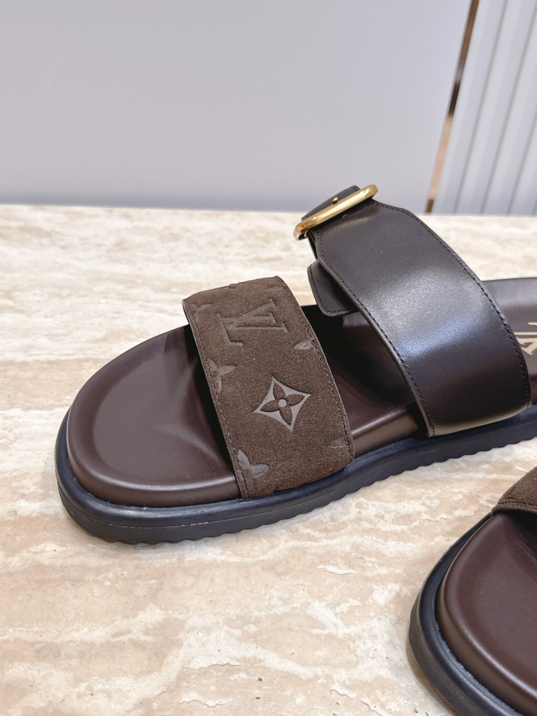 男款Louis vuitt..ss26 new arrival～夏季拖鞋全真皮经典皮带扣LV标志，简约又