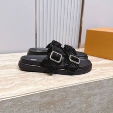 男款Louis vuitt..ss26 new arrival~夏季拖鞋全真皮经典皮带扣LV标志,简约又 男款Louis vuitt..ss26 new arrival~夏季拖鞋全真皮经典皮带扣LV标志,简约又