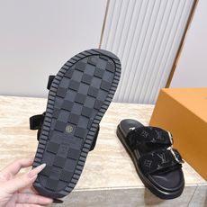 男款Louis vuitt..ss26 new arrival~夏季拖鞋全真皮经典皮带扣LV标志,简约又 男款Louis vuitt..ss26 new arrival~夏季拖鞋全真皮经典皮带扣LV标志,简约又