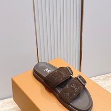 男款Louis vuitt..ss26 new arrival~夏季拖鞋全真皮经典皮带扣LV标志,简约又 男款Louis vuitt..ss26 new arrival~夏季拖鞋全真皮经典皮带扣LV标志,简约又
